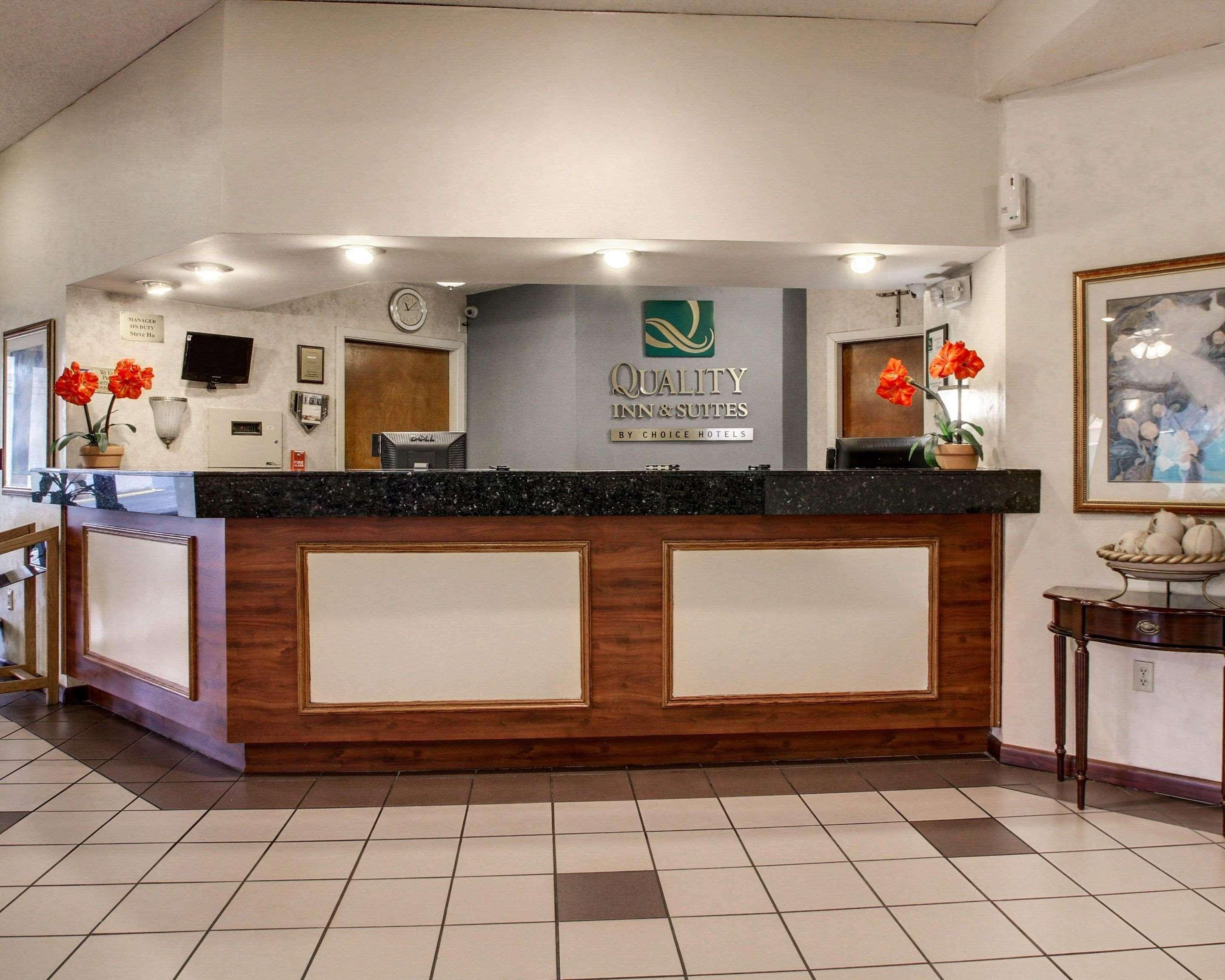 Quality Inn & Suites Clinton Exterior photo